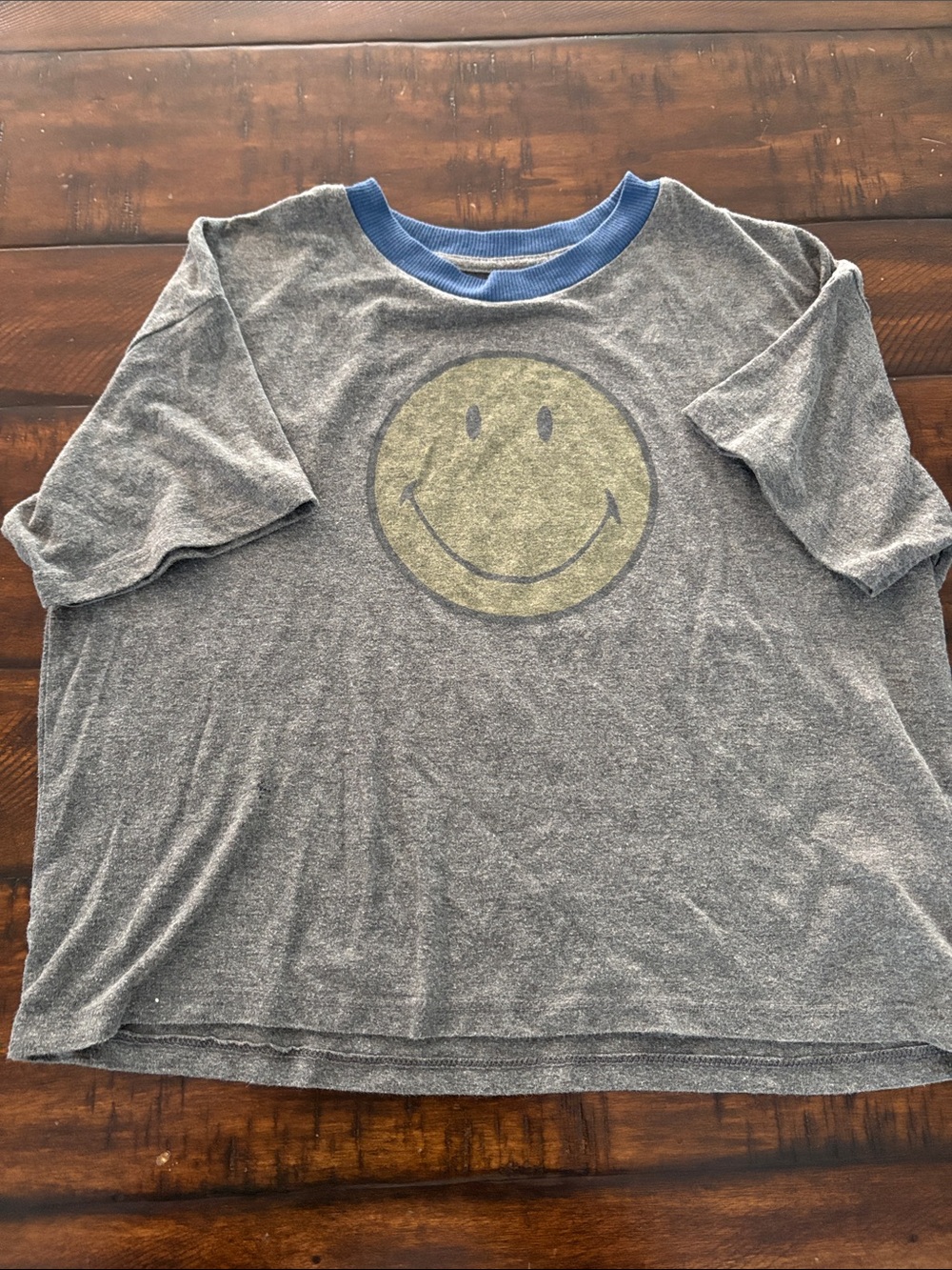 Gray Smiley Face Short Sleeve Tee with Blue Collar